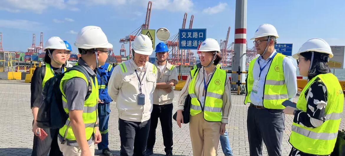 世界资源研究所总裁兼首席执行官达斯古普塔（右二）和该所北京代表处首席代表方莉（右三）一行在深圳赤湾港的重卡换电站调研。赤湾港的成功实践证明了清洁能源技术在港口行业的应用潜力，为全球港口的绿色转型提供了新的思路和解决方案。